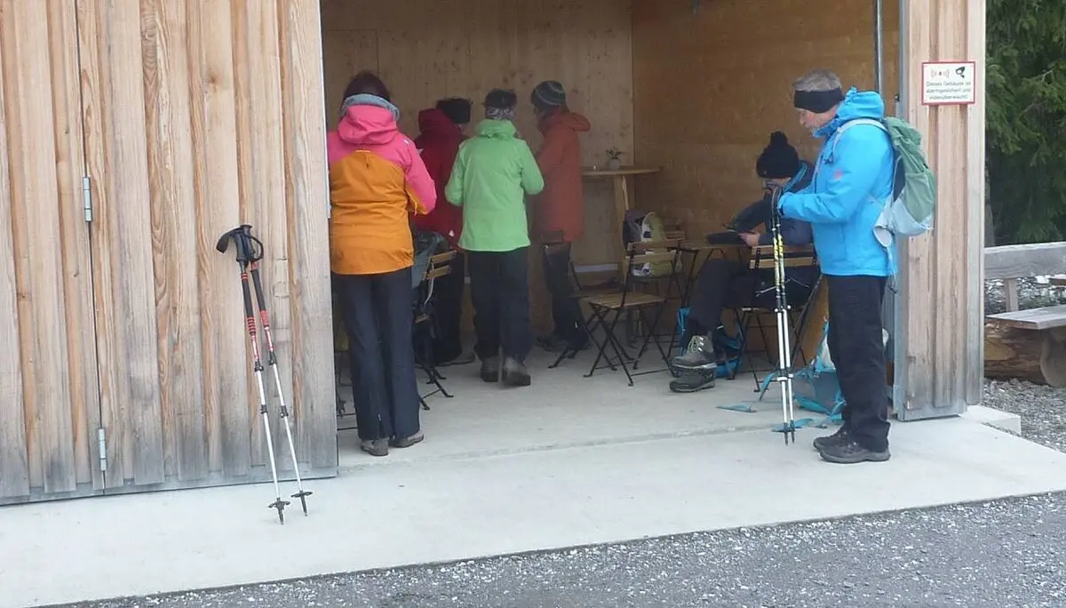 DAV-Senioren unterwegs auf Schneeschuhtour ohne Schnee | © M. Bischofberger