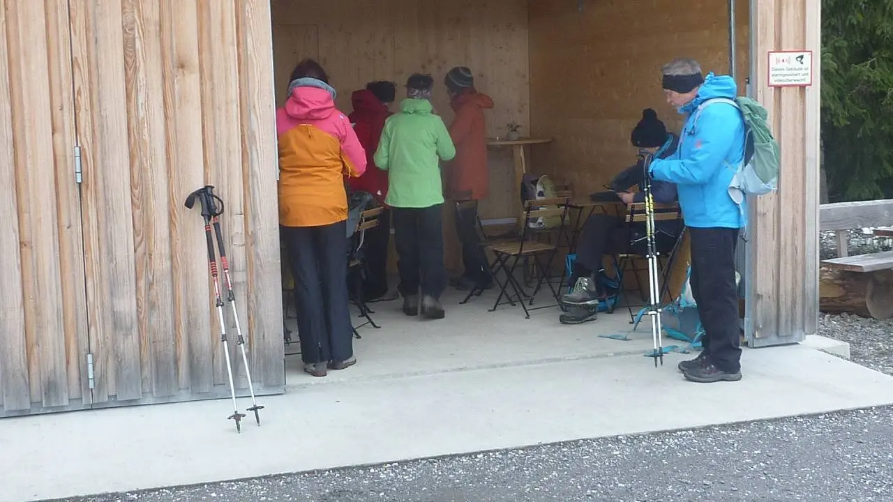 DAV-Senioren unterwegs auf Schneeschuhtour ohne Schnee | © M. Bischofberger
