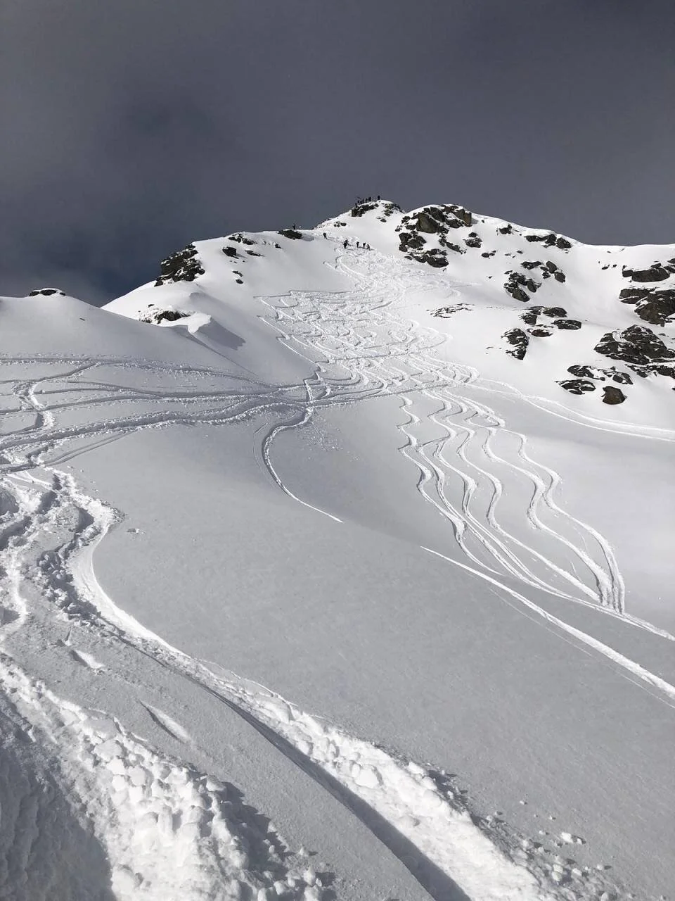 Der steile Gipfelhang sieht gar nicht steil aus | © DAV Wangen