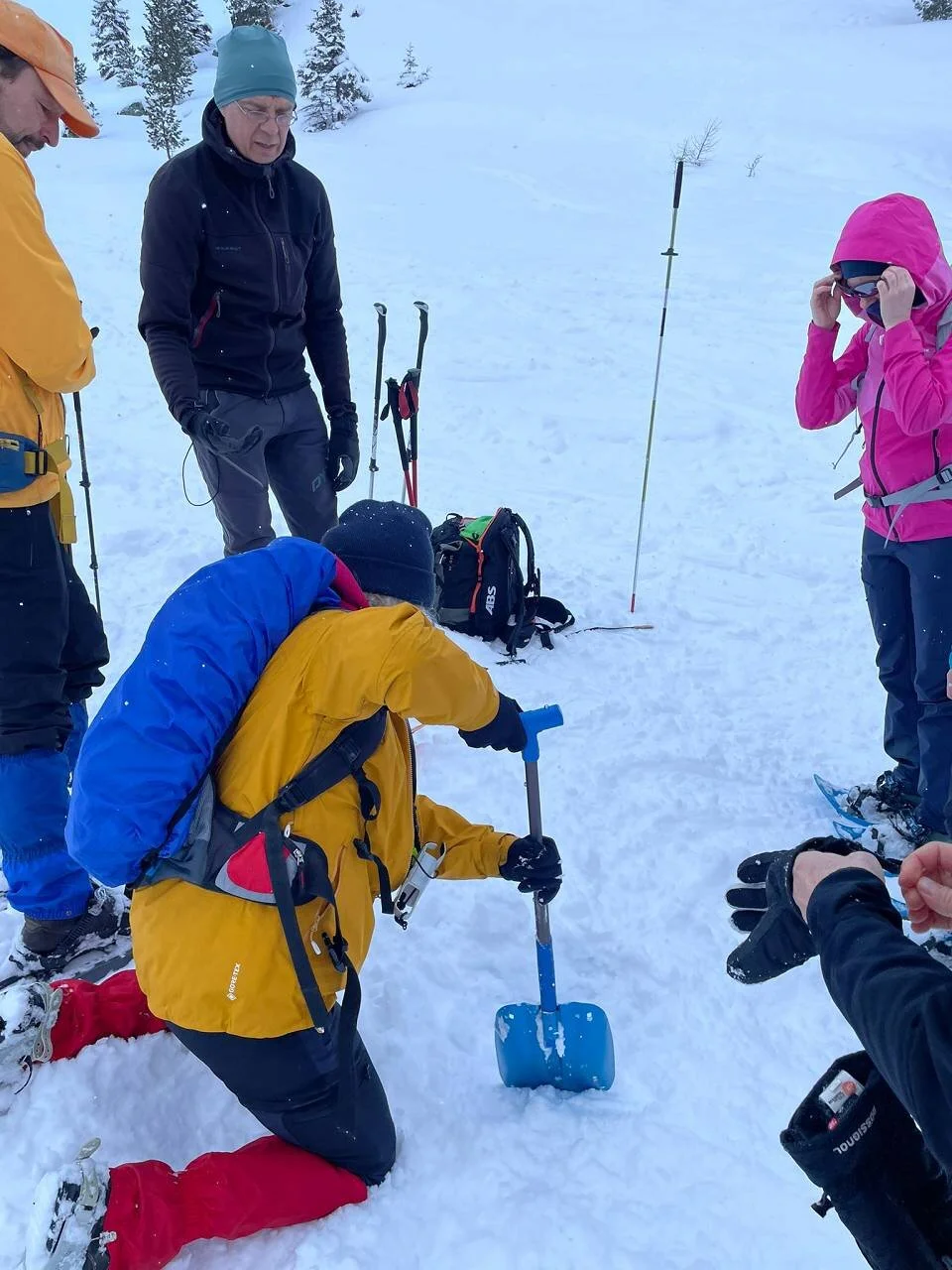 Bergung der verschuetteten Pralinen | © DAV Wangen