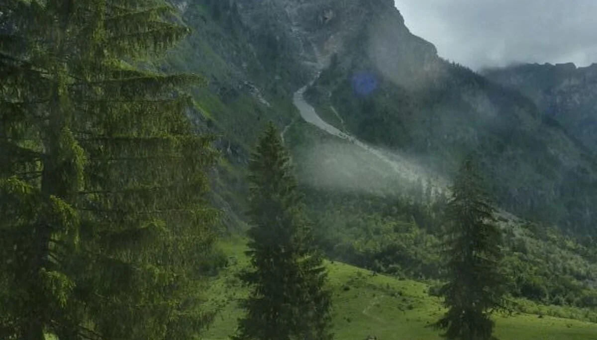 Großes Schuttband-Berge werden immer niedriger | © Bischofberger Max