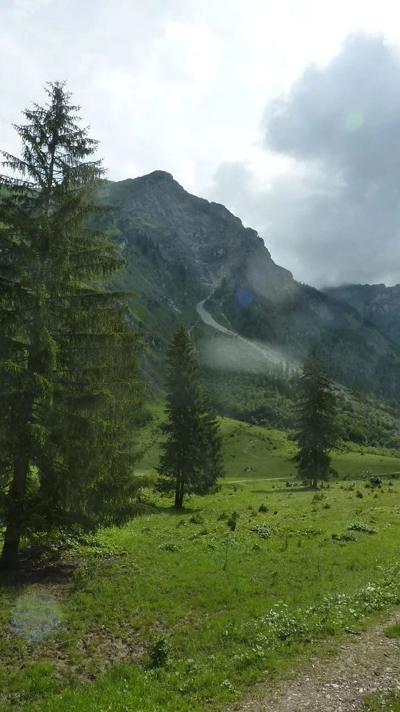Großes Schuttband-Berge werden immer niedriger | © Bischofberger Max