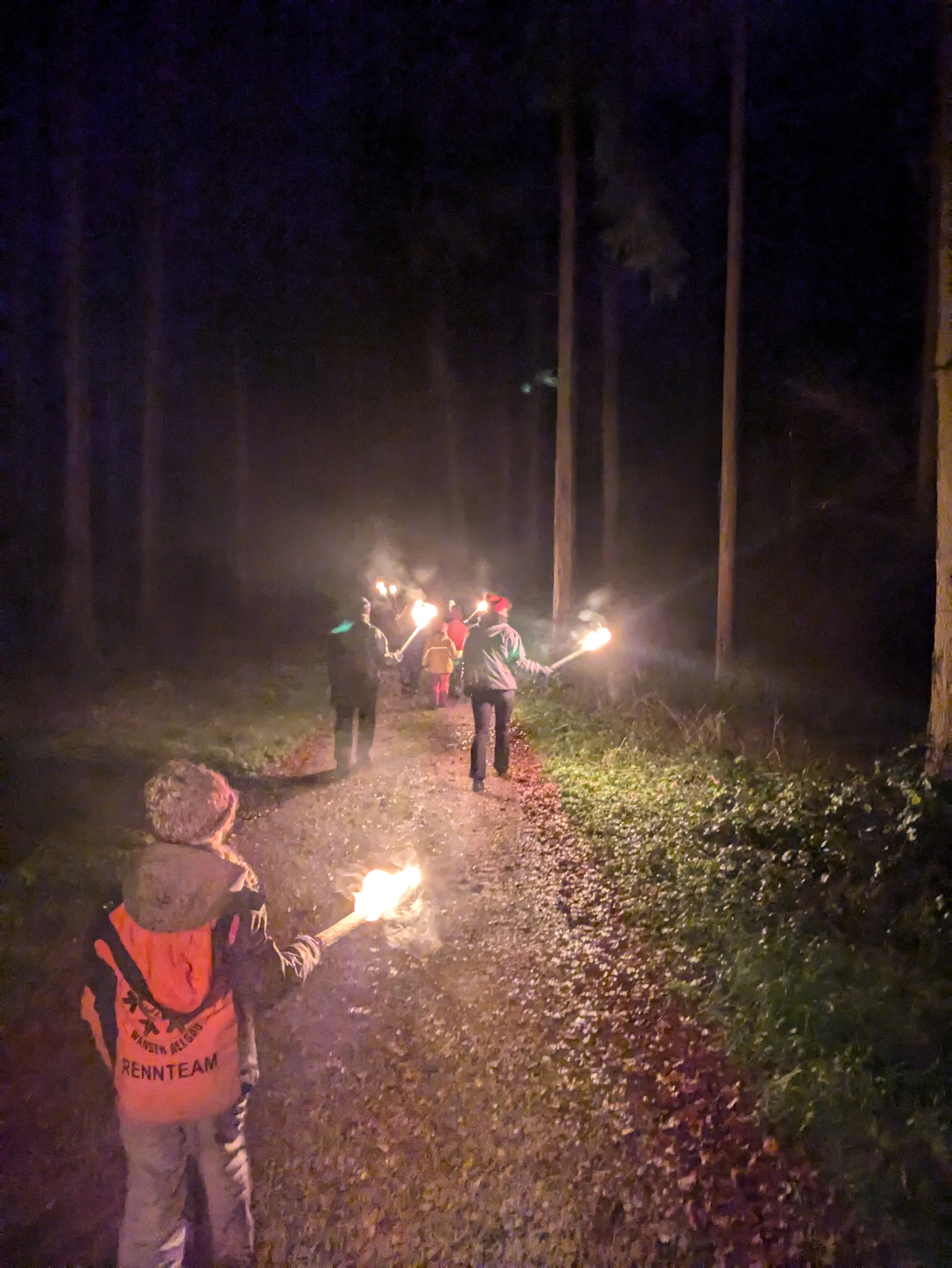 Fackelwanderung der Familiengruppe | © Nina Veller