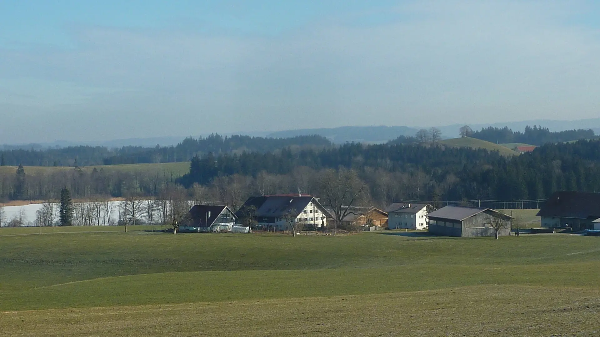 gefrorener Oberer Schloss-Weiher hinter Sechshöf | © Max Bischofberger