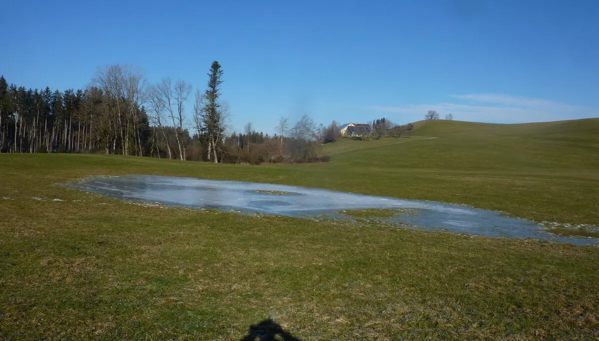  Eisfläche mit Blick zum Hof Gletter | © Max Bischofberger