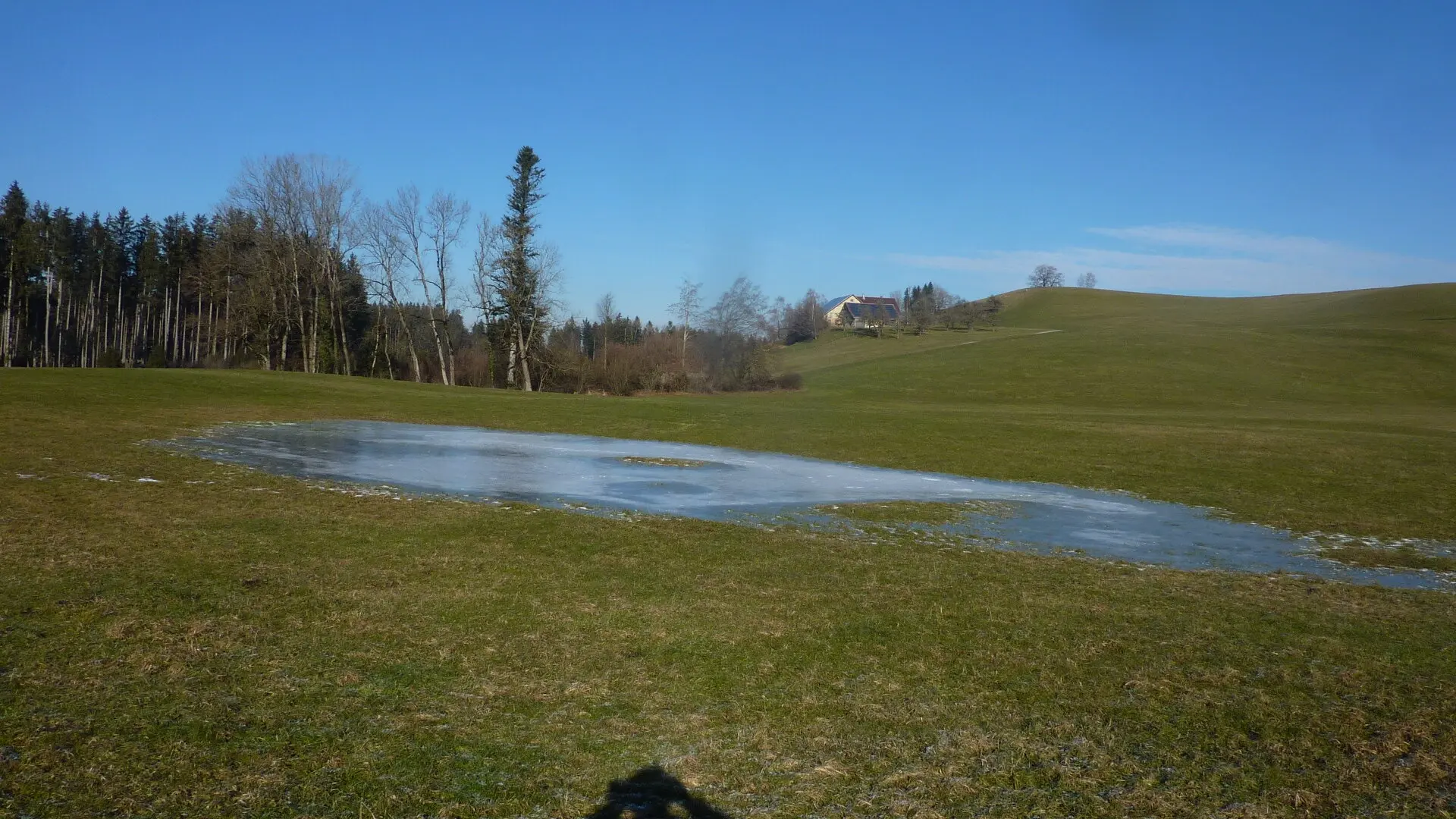  Eisfläche mit Blick zum Hof Gletter | © Max Bischofberger