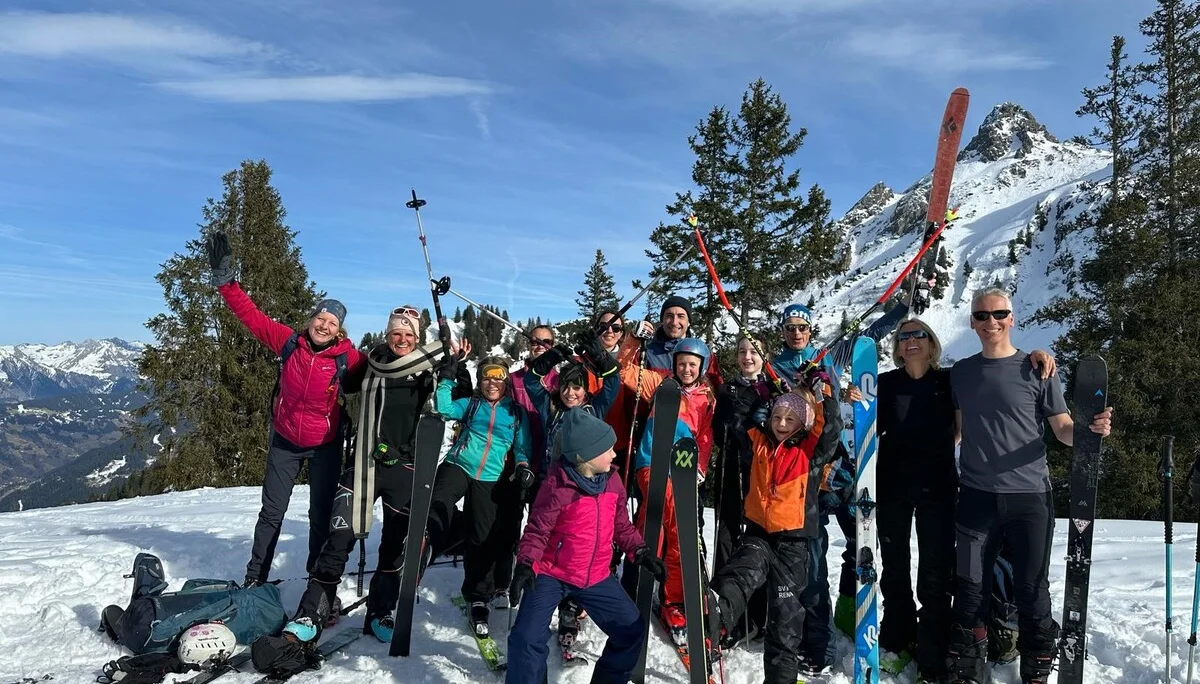 Fröhliches Hüttenwochenende der Familiengruppe im Schnee  | © Nina Veller