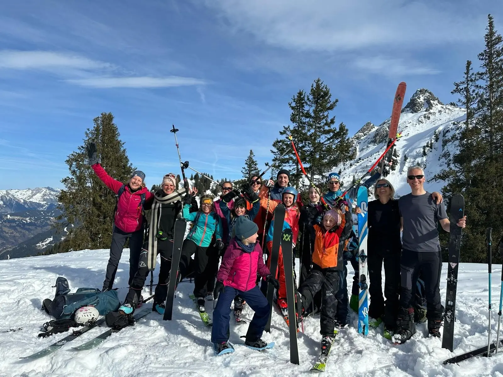 Fröhliches Hüttenwochenende der Familiengruppe im Schnee  | © Nina Veller