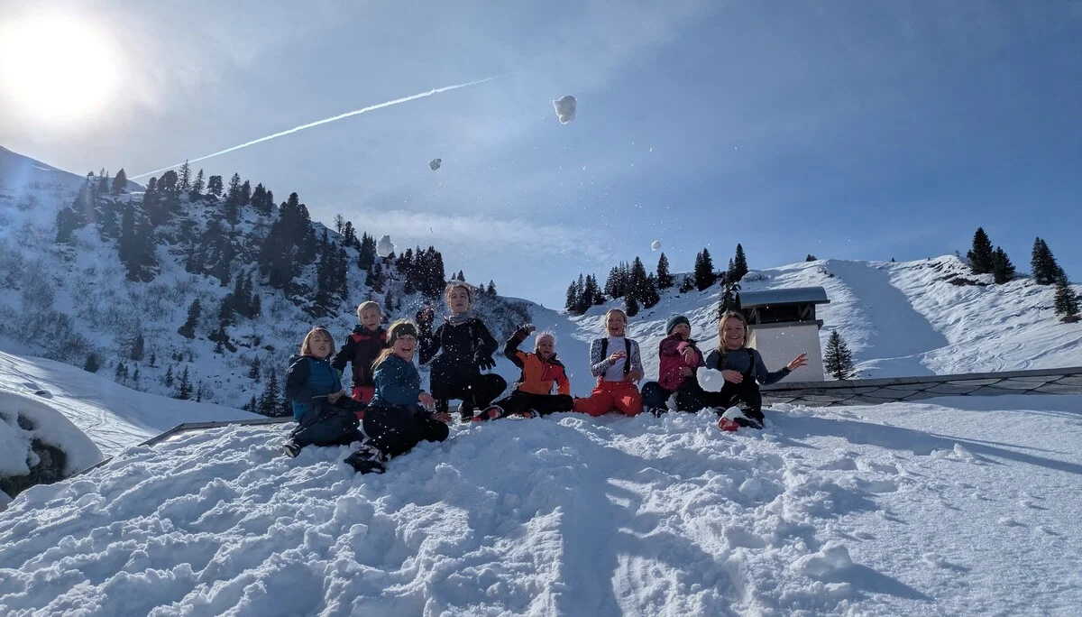 Fröhliches Hüttenwochenende der Familiengruppe im Schnee  | © Nina Veller