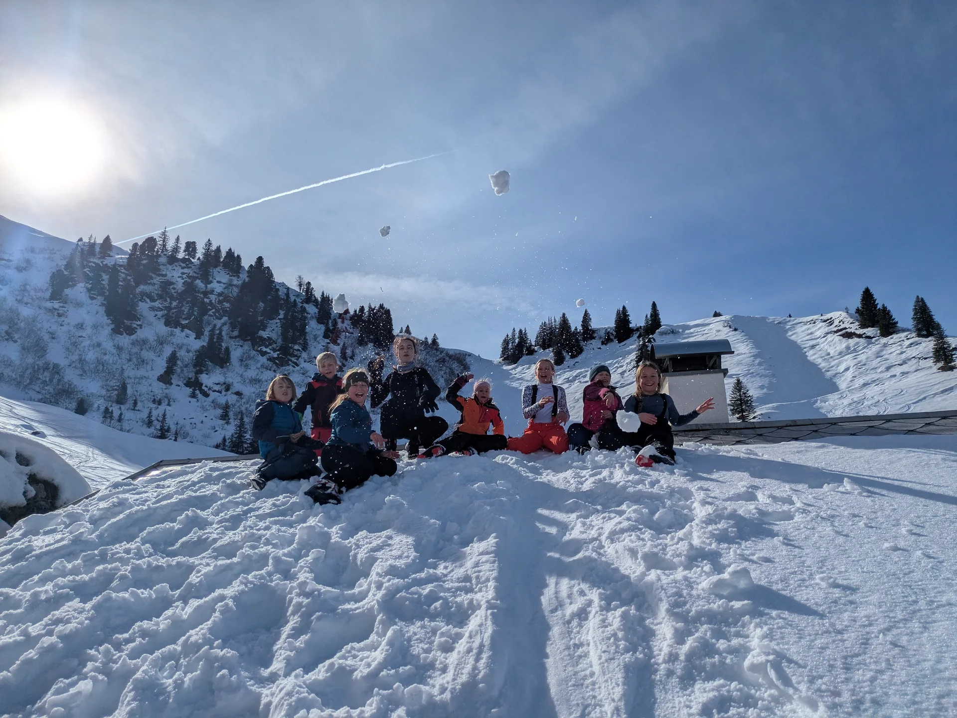Fröhliches Hüttenwochenende der Familiengruppe im Schnee  | © Nina Veller