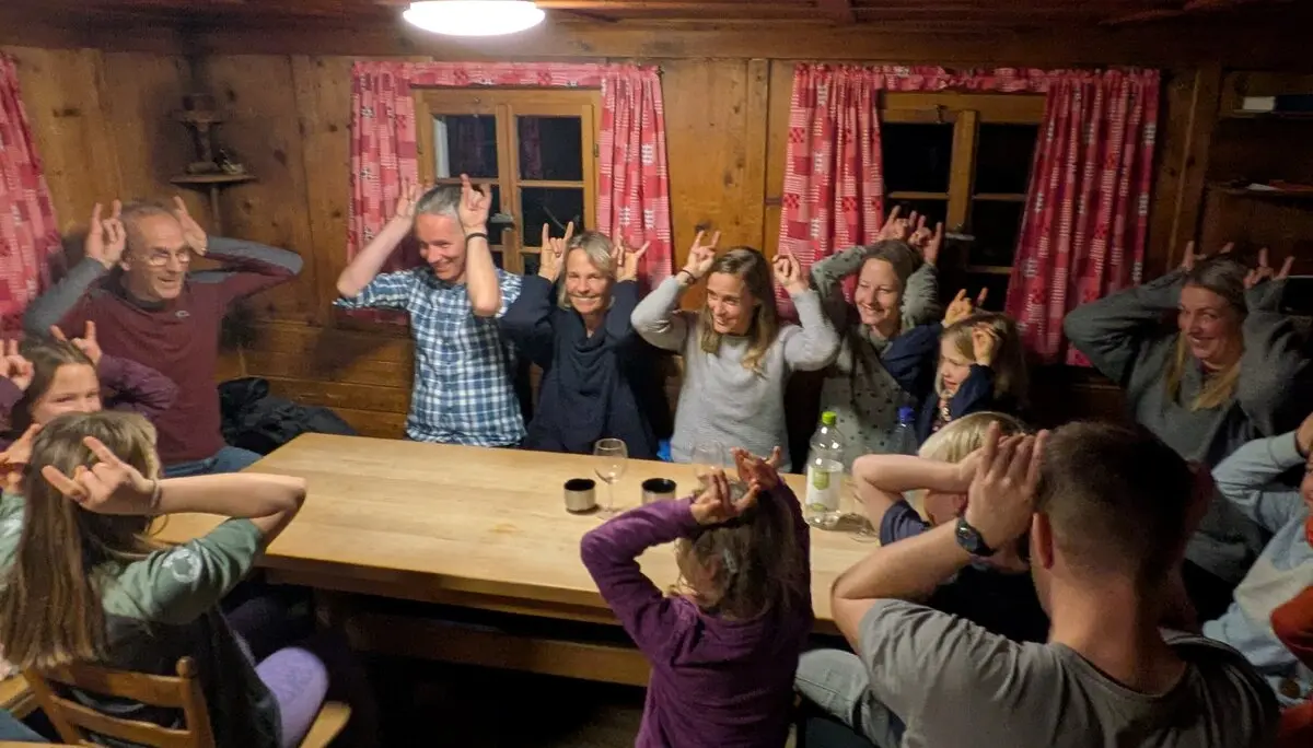 Fröhliches Hüttenwochenende der Familiengruppe im Schnee  | © Nina Veller