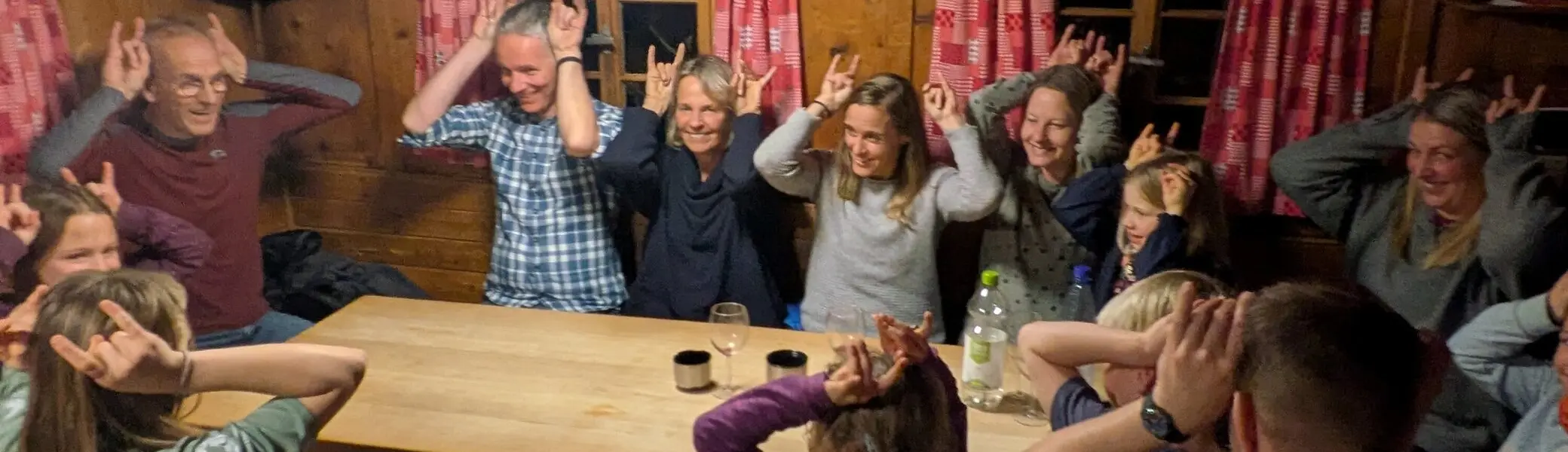Fröhliches Hüttenwochenende der Familiengruppe im Schnee  | © Nina Veller