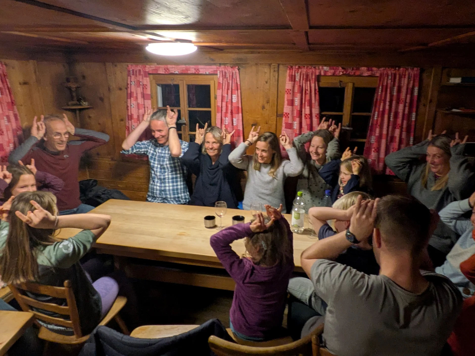 Fröhliches Hüttenwochenende der Familiengruppe im Schnee  | © Nina Veller