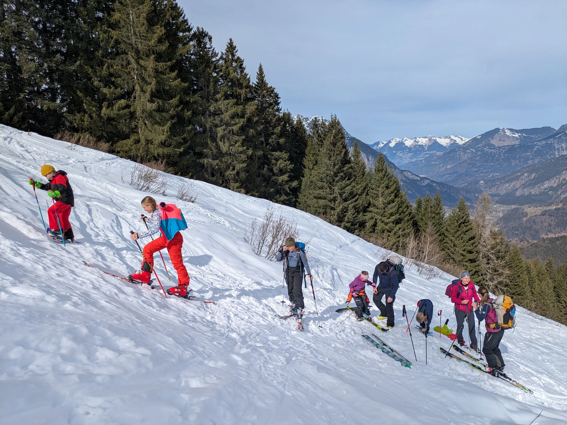 Fröhliches Hüttenwochenende der Familiengruppe im Schnee  | © Nina Veller