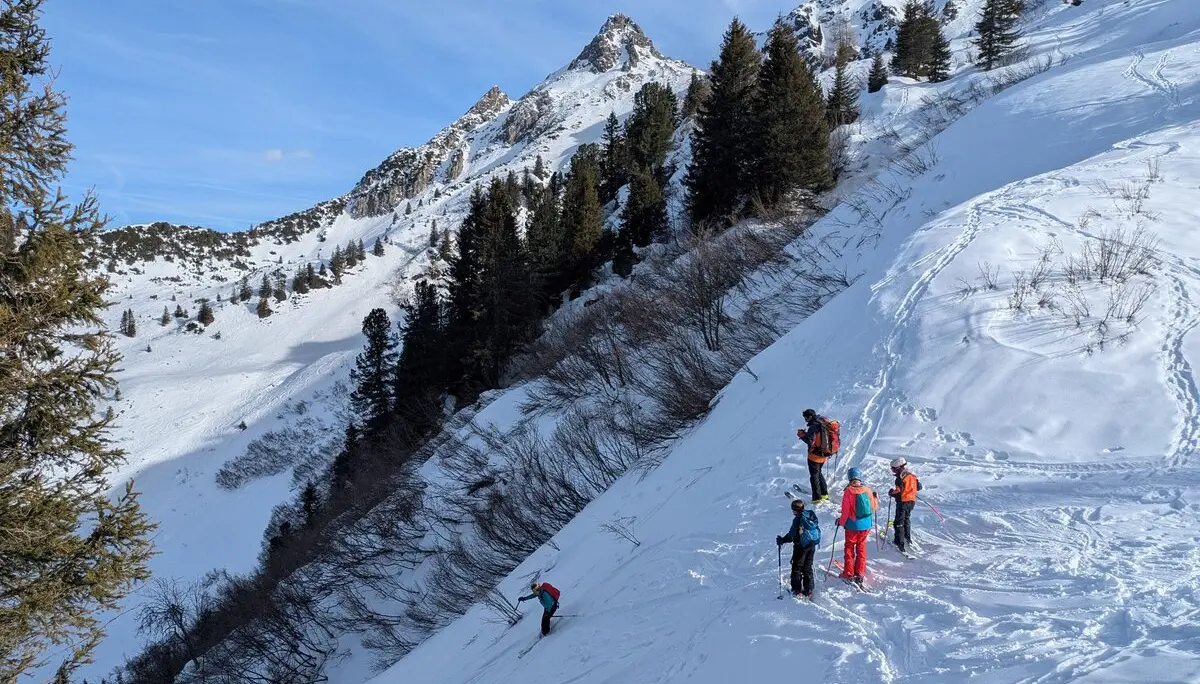 Fröhliches Hüttenwochenende der Familiengruppe im Schnee  | © Nina Veller