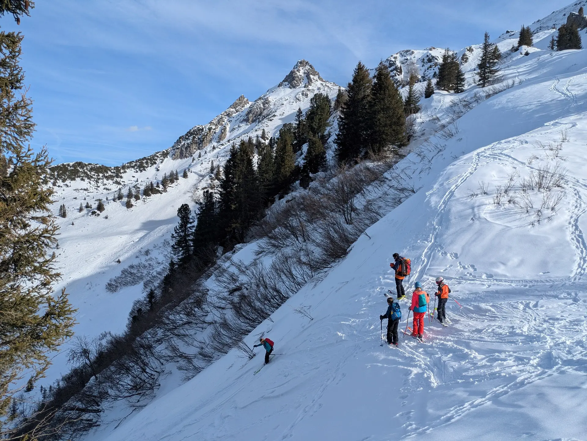 Fröhliches Hüttenwochenende der Familiengruppe im Schnee  | © Nina Veller