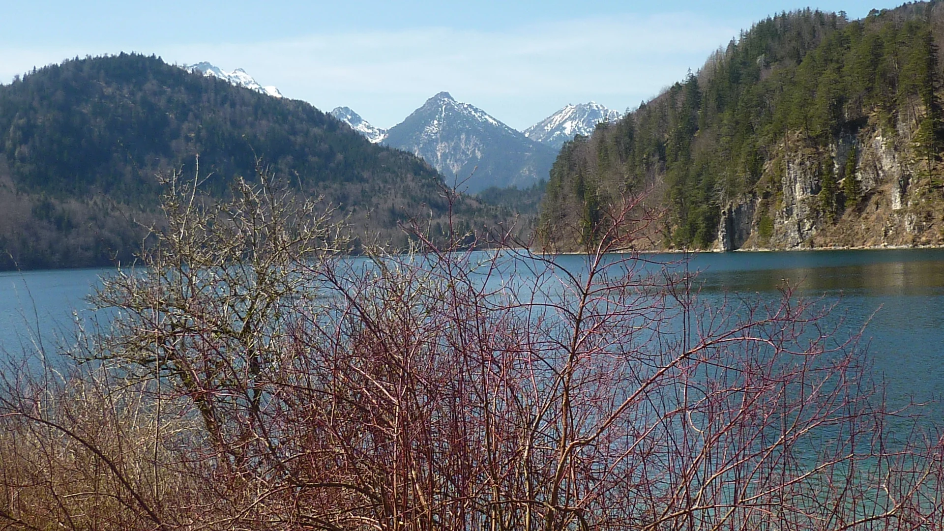 Alpsee umgeben von hohen Bergen | © Max Bischofberger