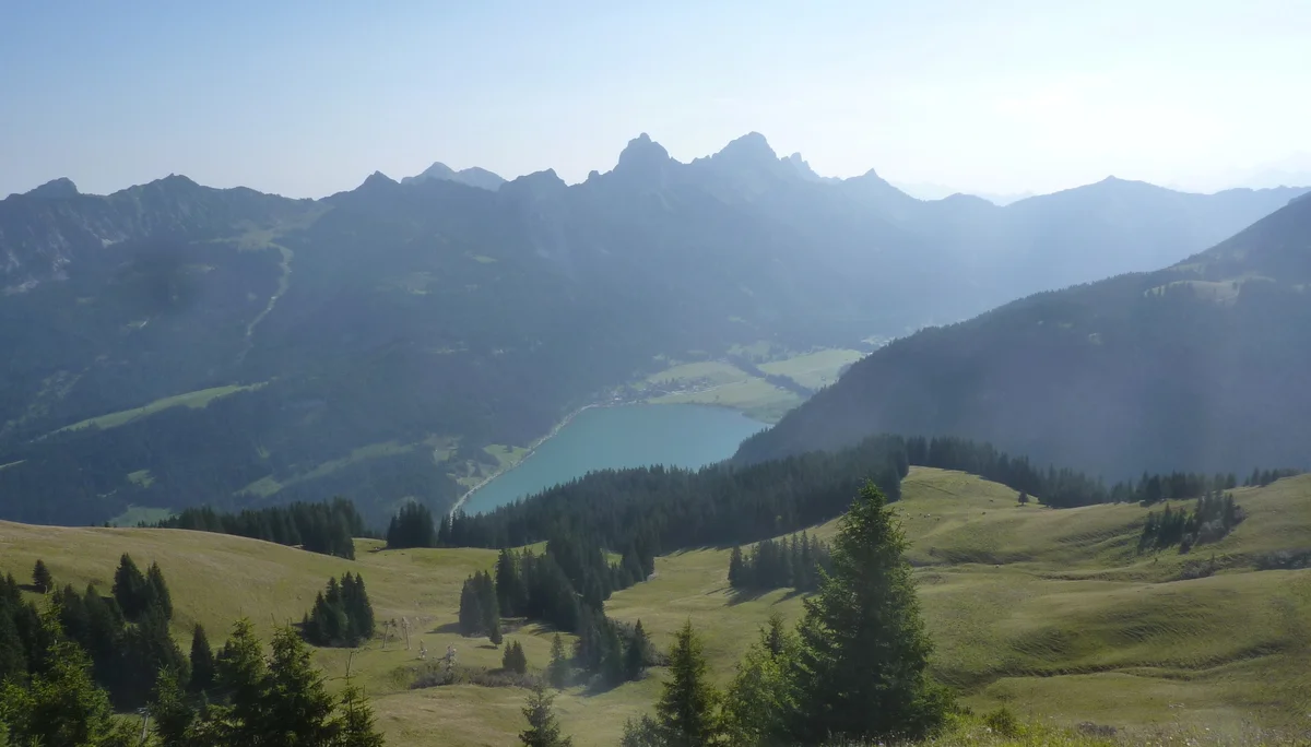 Blick zu den Tannheimer Klettergipfeln über dem Haldensee | © Max Bischofberger