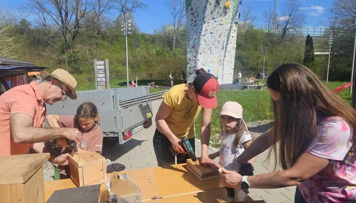 Nistkastenbau mit der Familiengruppe | © Nina Veller