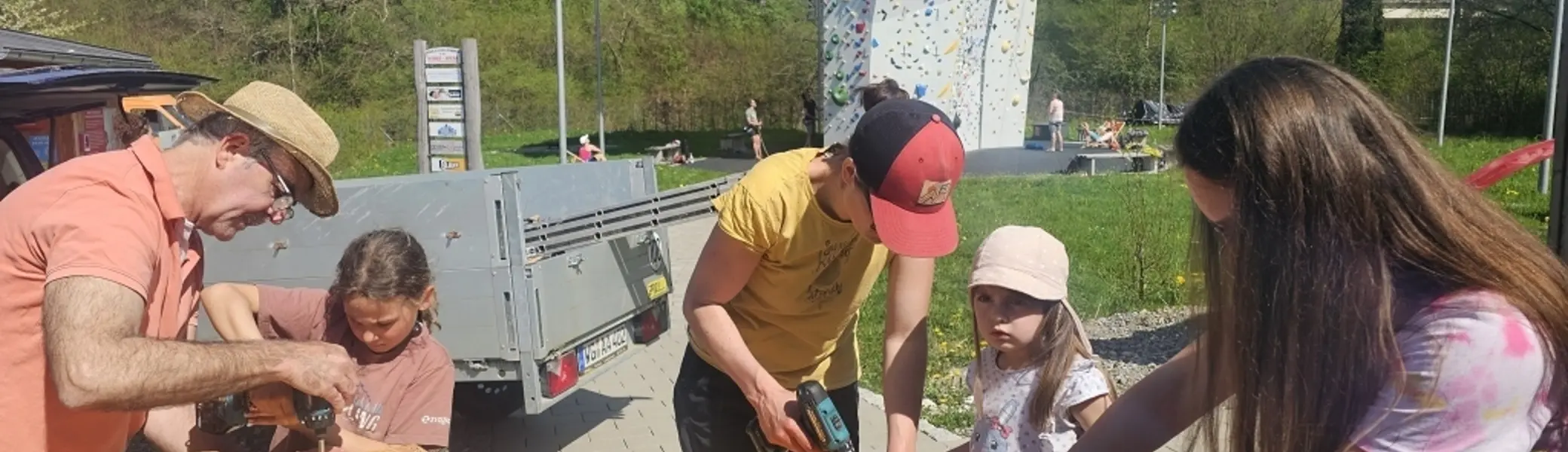 Nistkastenbau mit der Familiengruppe | © Nina Veller