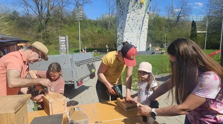 Nistkastenbau mit der Familiengruppe | © Nina Veller