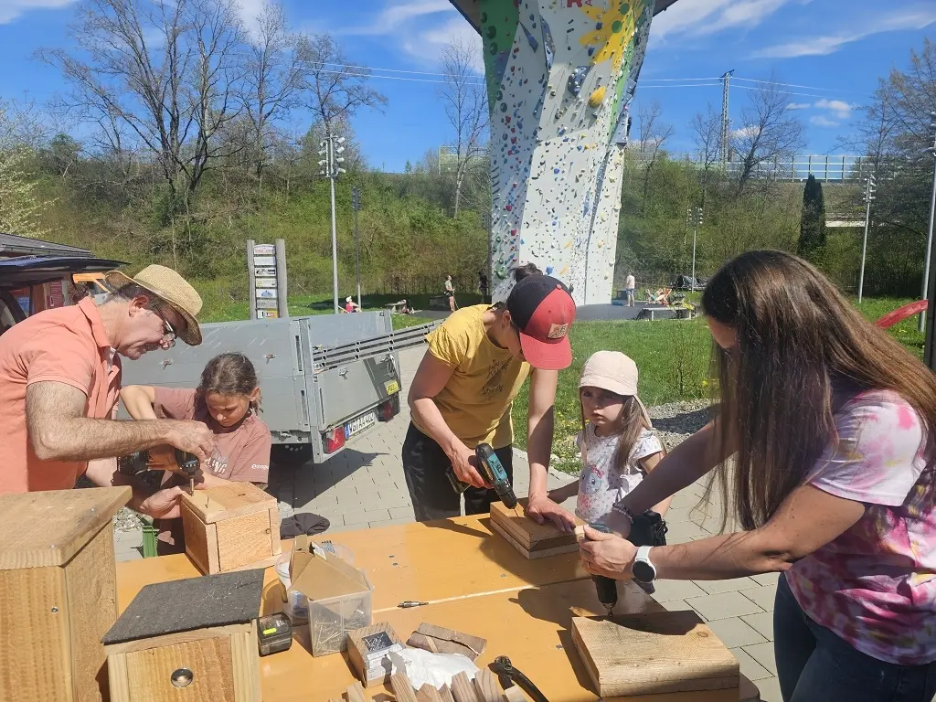 Nistkastenbau mit der Familiengruppe | © Nina Veller