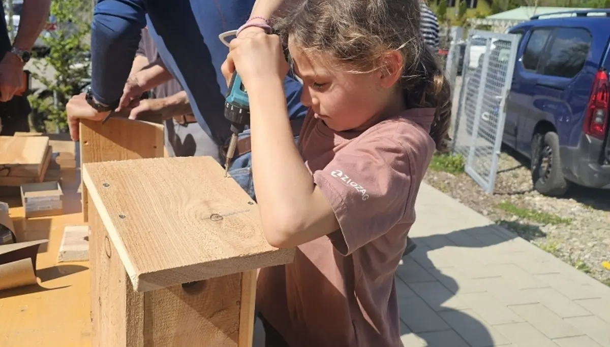 Nistkastenbau mit der Familiengruppe | © Nina Veller