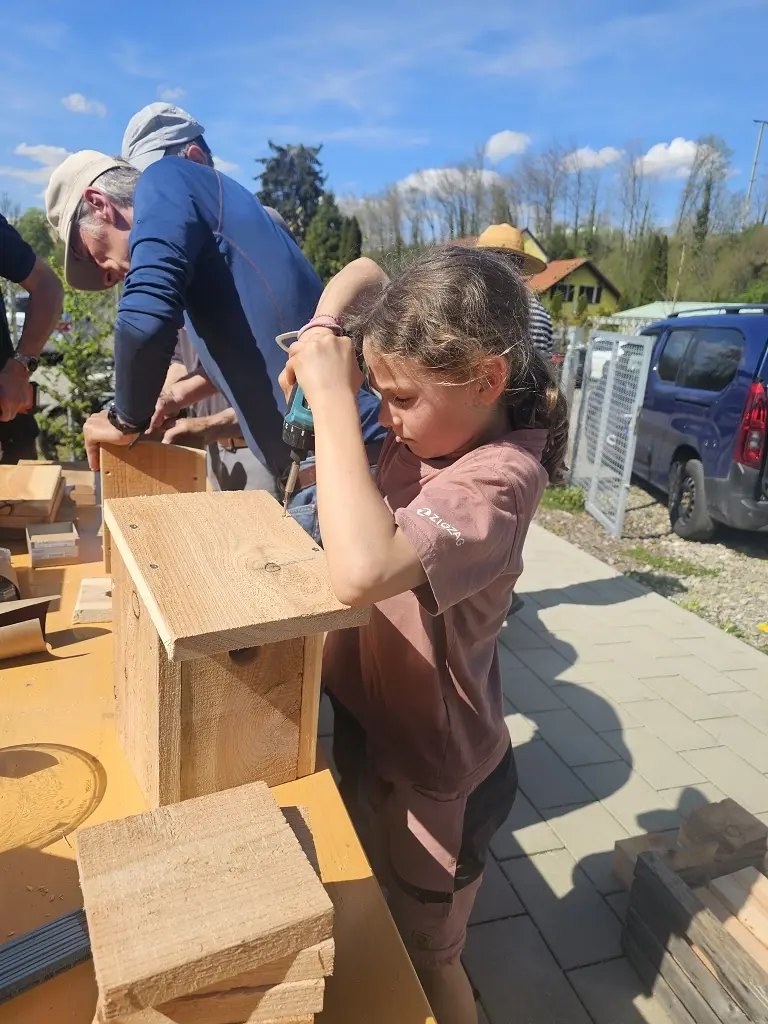 Nistkastenbau mit der Familiengruppe | © Nina Veller