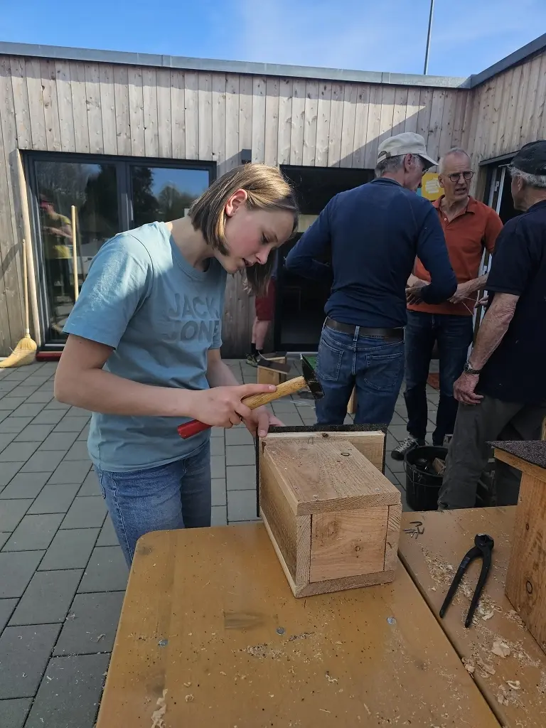 Nistkastenbau mit der Familiengruppe | © Nina Veller