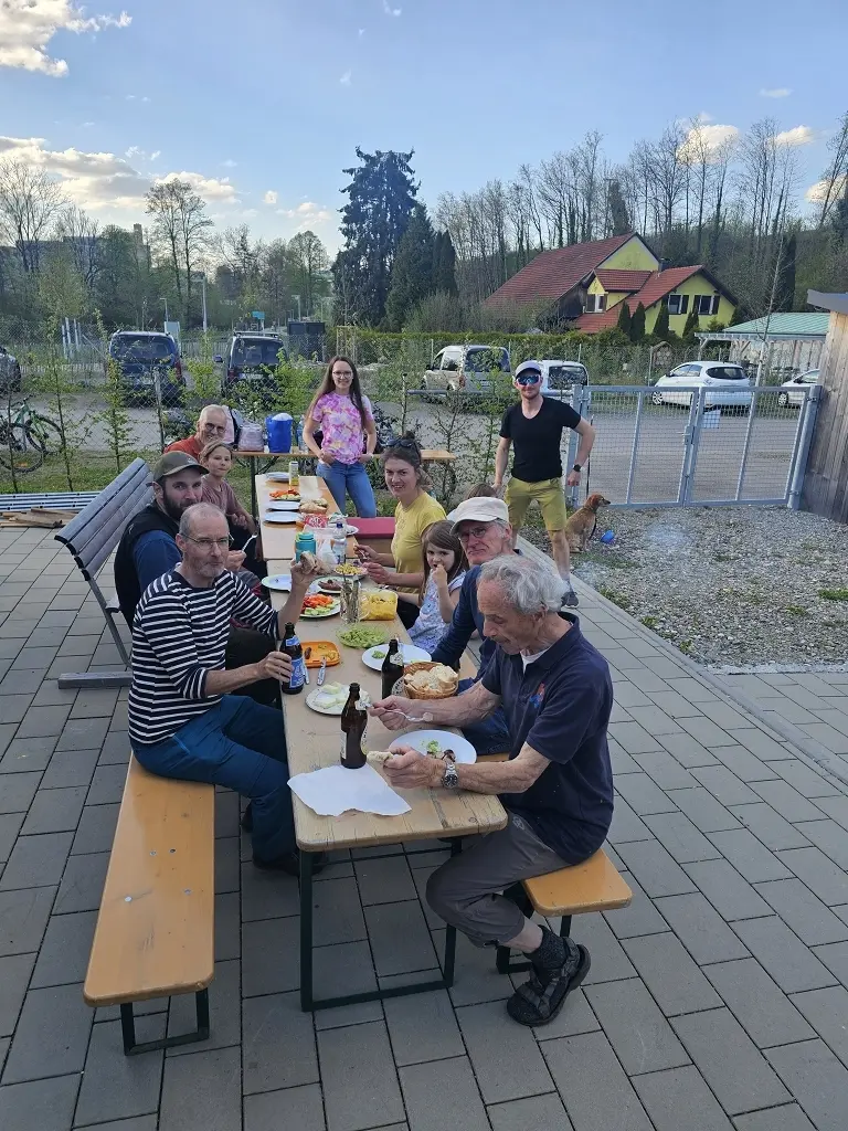 Nistkastenbau mit der Familiengruppe | © Nina Veller