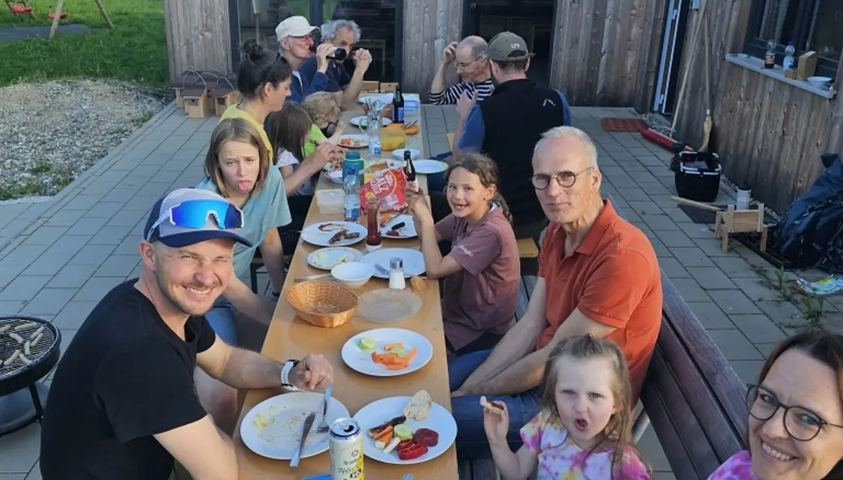 Nistkastenbau mit der Familiengruppe | © Nina Veller