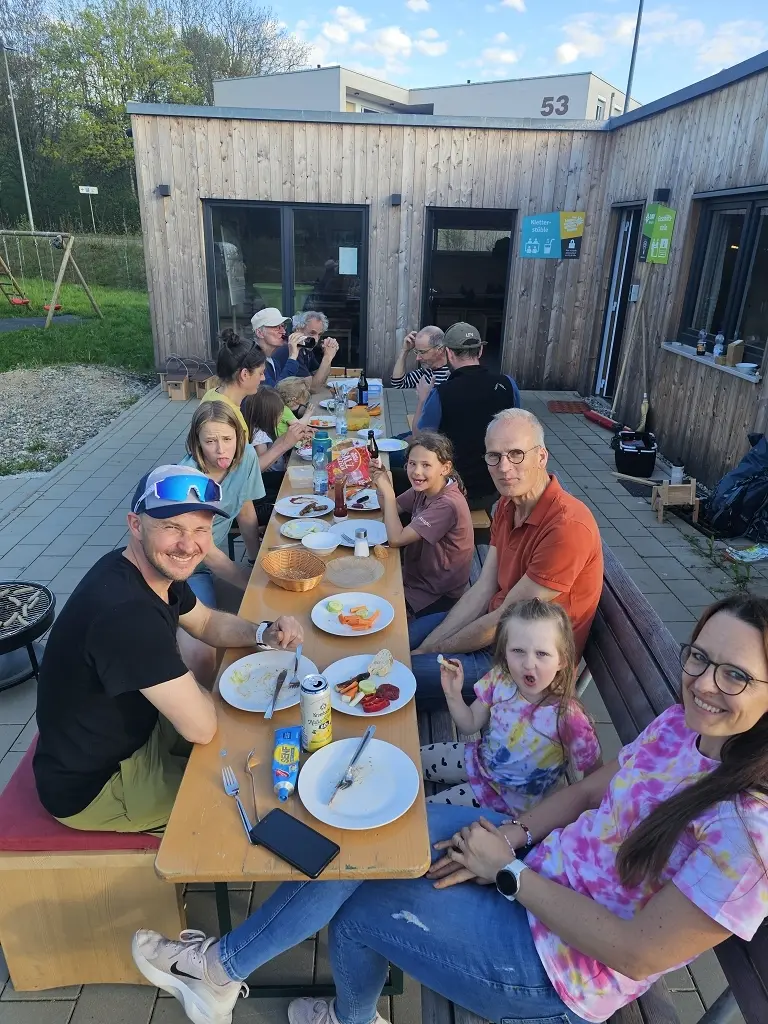 Nistkastenbau mit der Familiengruppe | © Nina Veller