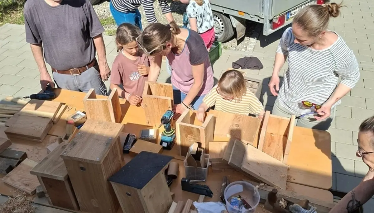 Nistkastenbau mit der Familiengruppe | © Nina Veller