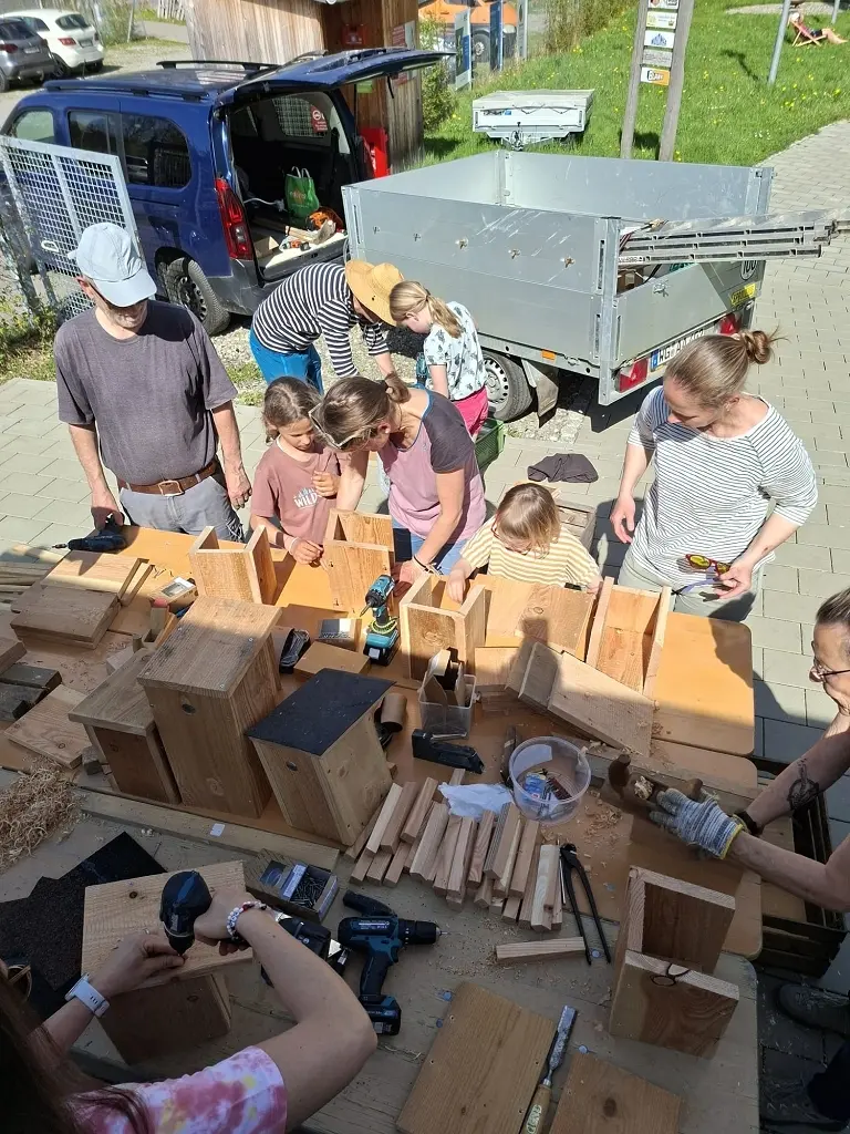 Nistkastenbau mit der Familiengruppe | © Nina Veller