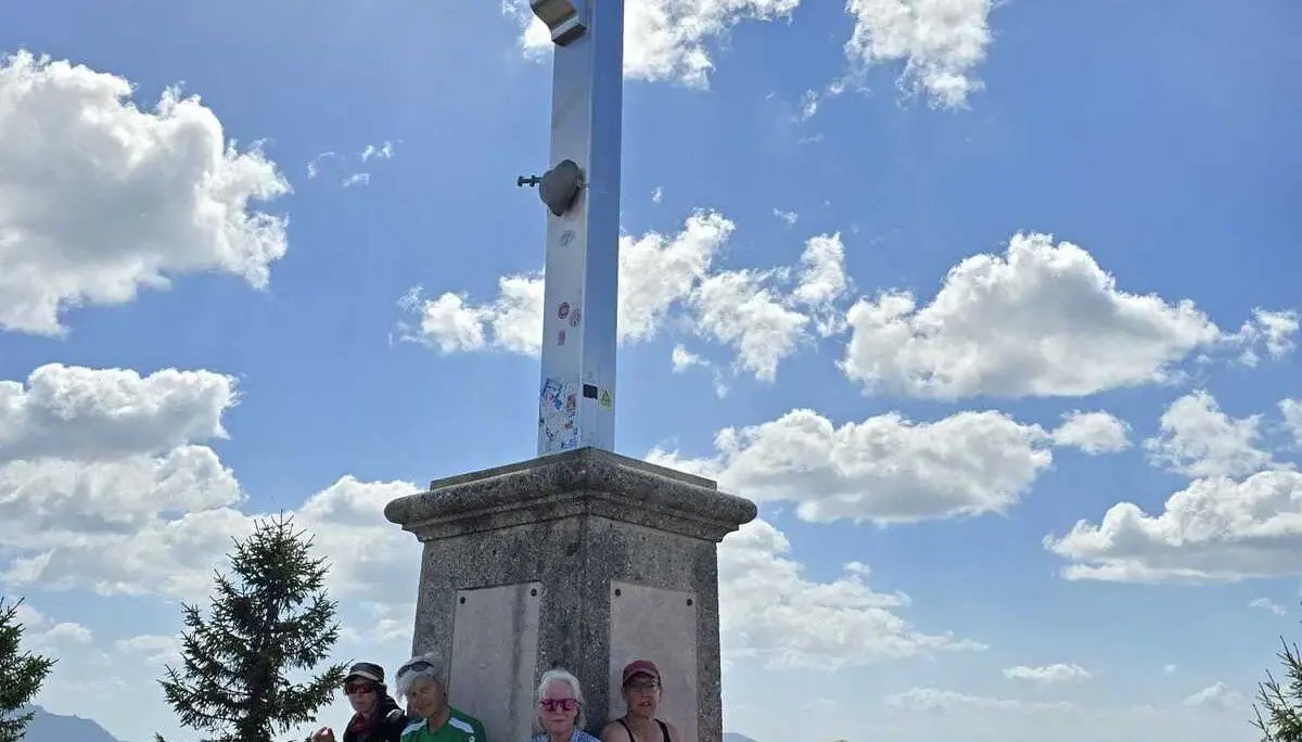 Auf dem Bodenschneid mit Gipfelkreuz | © Teilnehmer