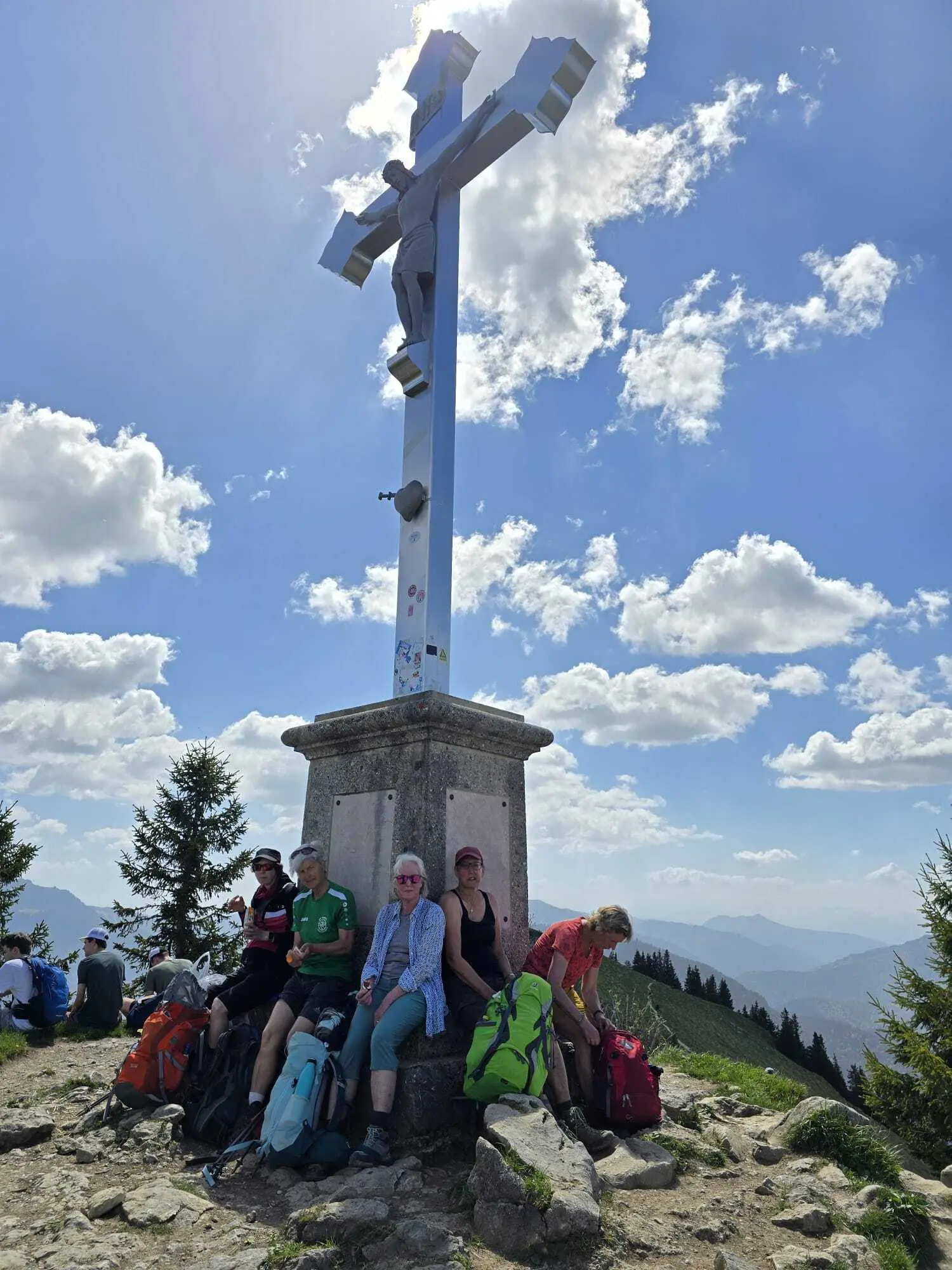 Auf dem Bodenschneid mit Gipfelkreuz | © Teilnehmer