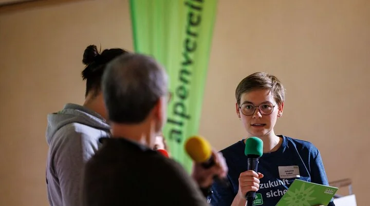 Gemeinsamer Austausch zwischen drei Mitarbeitenden des DAV. | © DAV /  Johanna Felber